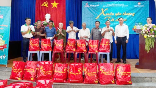 Tổng Công ty phân bón và hóa chất dầu khí trao 100 phần quà “Tết vì người nghèo Xuân Ất Tỵ” Tổng Công ty phân bón và hóa chất dầu khí trao 100 phần quà “Tết vì người nghèo Xuân Ất Tỵ”