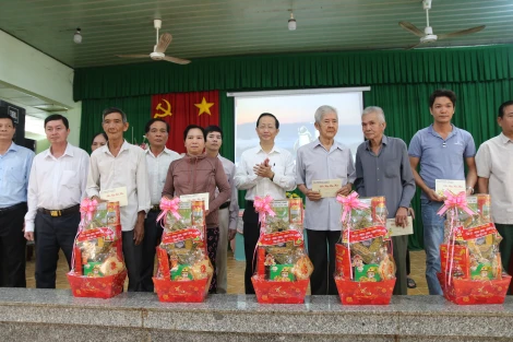 Phó chủ tịch Thường trực UBND tỉnh Nguyễn Trúc Sơn thăm và chúc Tết gia đình chính sách có hoàn cảnh khó khăn ở huyện Mỏ Cày Bắc