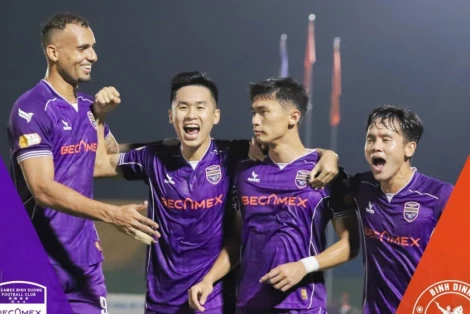 Bình Dương ngược dòng ấn tượng ngày V-League trở lại