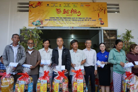 Chương trình &quot;Tết quê hương&quot; tặng quà Tết cho nạn nhân da cam huyện Châu Thành