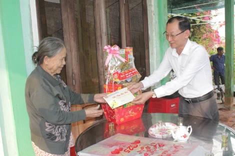 Lãnh đạo tỉnh thăm, chúc Tết gia đình chính sách khó khăn trên địa bàn huyện Chợ Lách