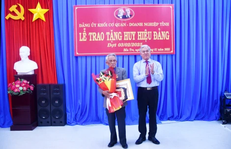 Đảng ủy Khối Cơ quan - Doanh nghiệp tỉnh trao Huy hiệu Đảng đợt 3-2