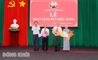 Bình Đại trao Huy hiệu Đảng đợt 3-2-2025