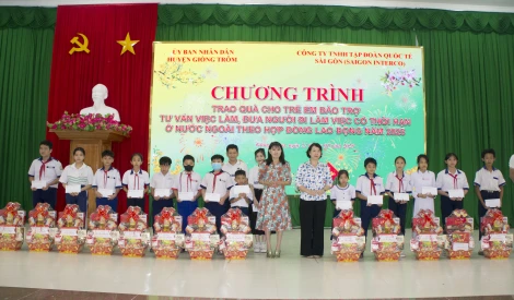 Giồng Trôm trao quà trẻ em bảo trợ và tư vấn việc làm năm 2025