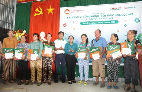 Báo Công an TP .Hồ Chí Minh trao quà, bồn nước cho hộ có hoàn cảnh khó khăn tại Ba Tri