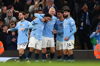 Man City ngược dòng cảm xúc trước Chelsea, Liverpool củng cố ngôi đầu bảng