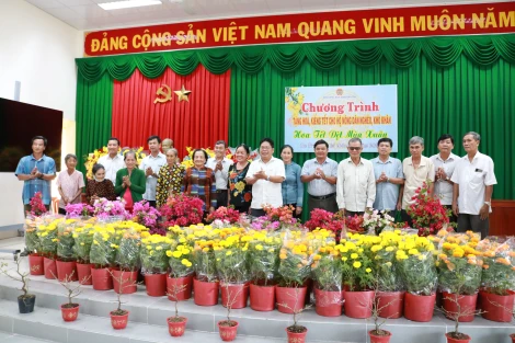 Trao tặng 4.300 chậu hoa, kiểng Tết cho hội viên, nông dân nghèo