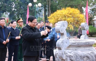 Thủ tướng Phạm Minh Chính dâng hương tại Di tích tưởng niệm Chủ tịch Hồ Chí Minh