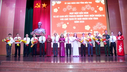 Họp mặt đầu năm và ký cam kết trách nhiệm thực hiện nhiệm vụ với Chủ tịch UBND tỉnh năm 2025