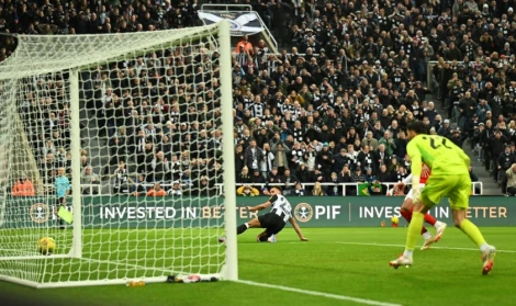 Newcastle vào chung kết Carabao Cup