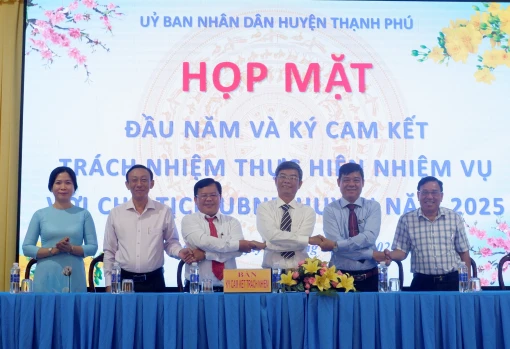 Thạnh Phú ký cam kết thực hiện nhiệm vụ năm 2025 với Chủ tịch UBND huyện