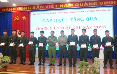 Trao quà cho thanh niên nhập ngũ và tổ chức các hoạt động hội quân tại huyện điểm Mỏ Cày Nam