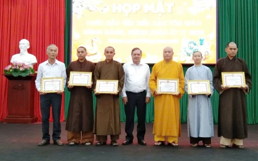 Các chức sắc tôn giáo huyện Bình Đại tích cực hưởng ứng các phong trào thi đua yêu nước Các chức sắc tôn giáo huyện Bình Đại tích cực hưởng ứng các phong trào thi đua yêu nước