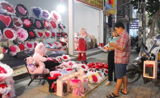 Nhộn nhịp thị trường hoa và quà Valentine 14-2