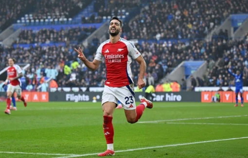 Arsenal thắng nhọc Leicester