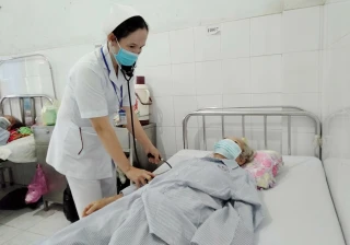 Nữ điều dưỡng tận tụy với công việc