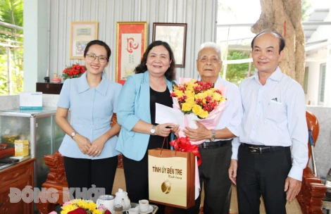 Quyền Bí thư Tỉnh ủy Hồ Thị Hoàng Yến thăm hỏi các cán bộ nguyên Giám đốc Sở Y tế