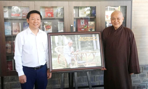 Phó bí thư Thường trực Tỉnh ủy Trần Thanh Lâm trao tặng ảnh Bác cho cơ sở tín ngưỡng, tôn giáo Phó bí thư Thường trực Tỉnh ủy Trần Thanh Lâm trao tặng ảnh Bác cho cơ sở tín ngưỡng, tôn giáo