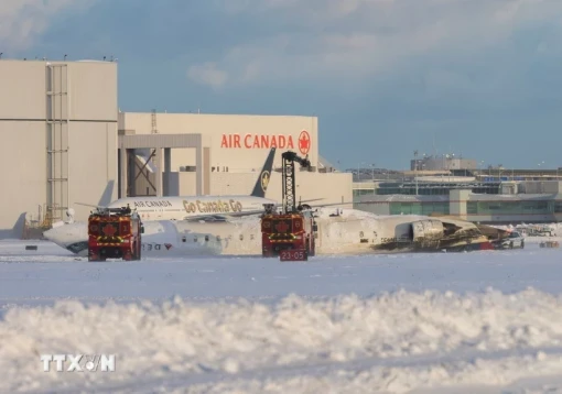 Canada tìm thấy hộp đen của máy bay lật ngửa khiến 21 người bị thương