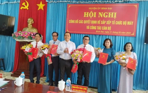 Bình Đại, Chợ Lách hội nghị công bố các quyết định về sắp xếp tổ chức bộ máy và công tác cán bộ Bình Đại, Chợ Lách hội nghị công bố các quyết định về sắp xếp tổ chức bộ máy và công tác cán bộ