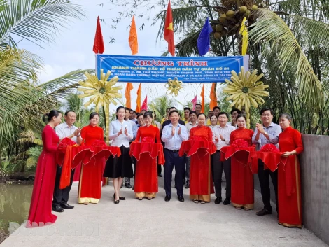 Phó bí thư Thường trực Tỉnh ủy Trần Thanh Lâm dự khánh thành cầu tại huyện Thạnh Phú