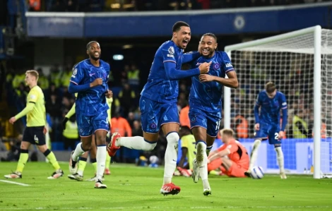 Chelsea tạm quay trở lại top 4 NHA