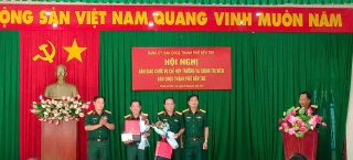 Bàn giao chức vụ Chỉ huy trưởng và Chính trị viên Ban Chỉ huy Quân sự TP. Bến Tre