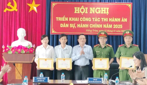 Chi cục Thi hành án dân sự huyện Giồng Trôm thi đua hoàn thành xuất sắc nhiệm vụ