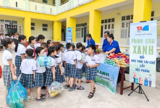 Đoàn Thanh niên thị trấn Châu Thành xây dựng mô hình đổi rác thải nhựa trao đổi đồ dùng học tập