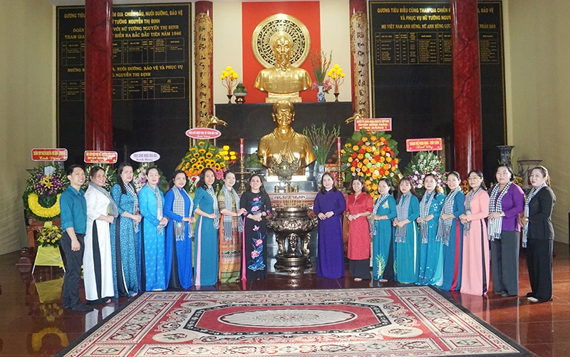 Hội LHPN tỉnh viếng thắp hương và chụp ảnh lưu niệm tại Đền thờ Nữ tướng Nguyễn Thị Định. Ảnh: Ánh Nguyệt