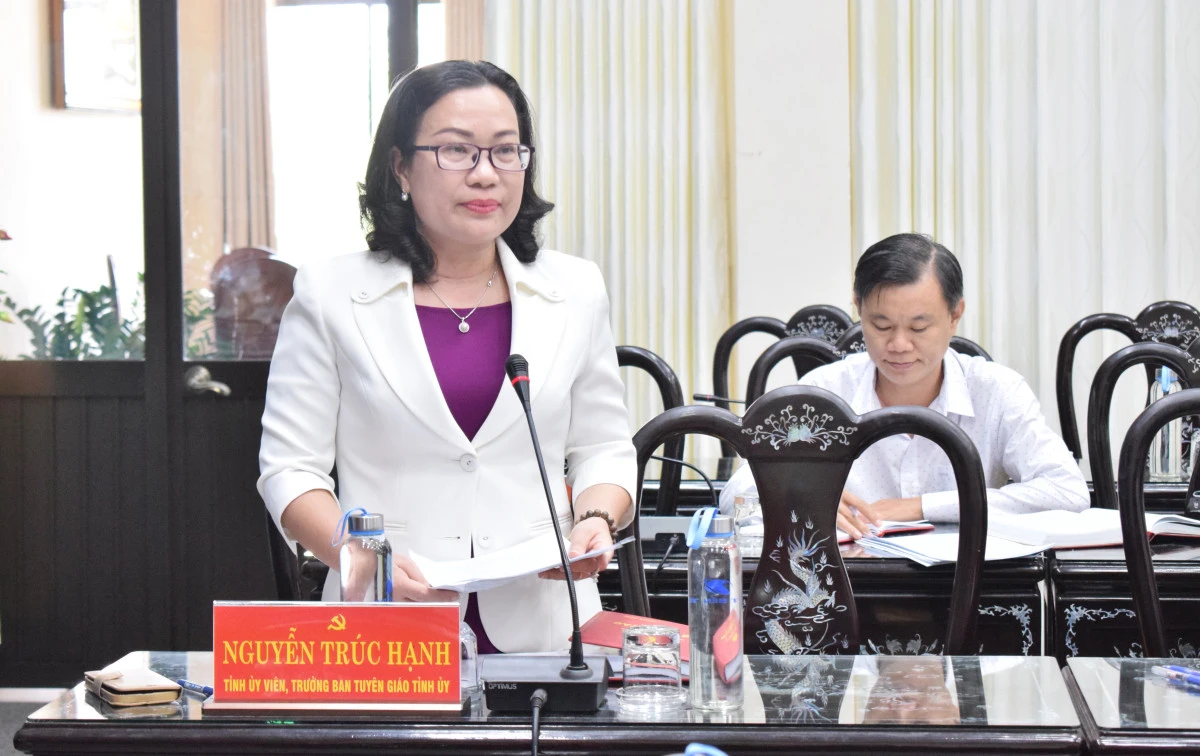 Phó Trưởng ban Thường trực Ban Tuyên giáo và Dân vận Tỉnh ủy Nguyễn Trúc Hạnh báo cáo tiến độ phối hợp tổ chức hội thảo. Ảnh: Phạm Tuyết