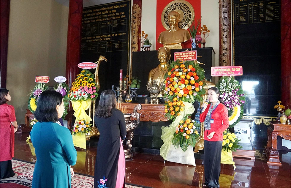 Các đại biểu đến thắp hương và nghe thuyết minh về Cuộc đời và sự nghiệp cách mạng của Nữ tướng Nguyễn Thị Định. Ảnh: Ánh Nguyệt