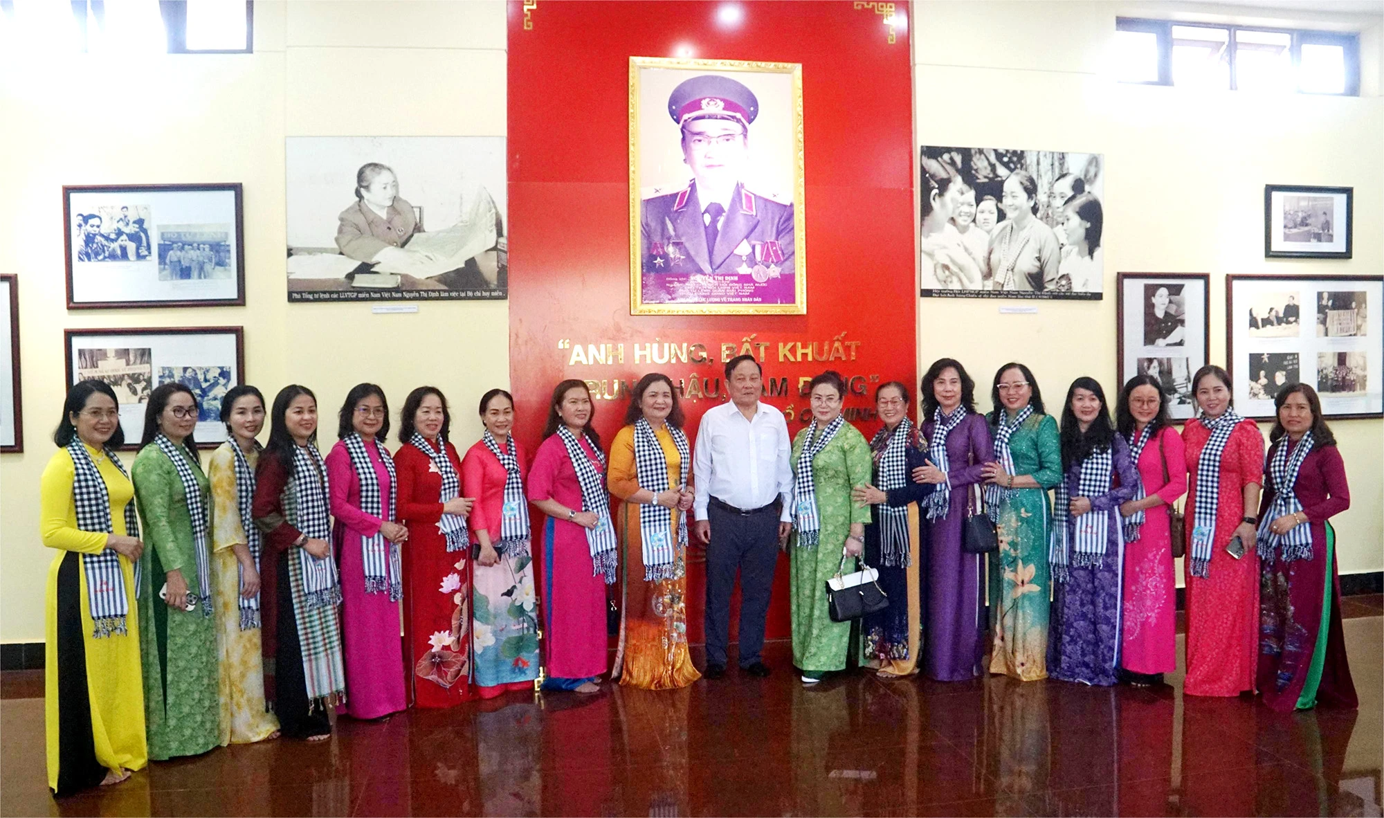 Khách đến tham quan chụp ảnh tại Khu lưu niệm Nữ tướng Nguyễn Thị Định. Ảnh: Ánh Nguyệt