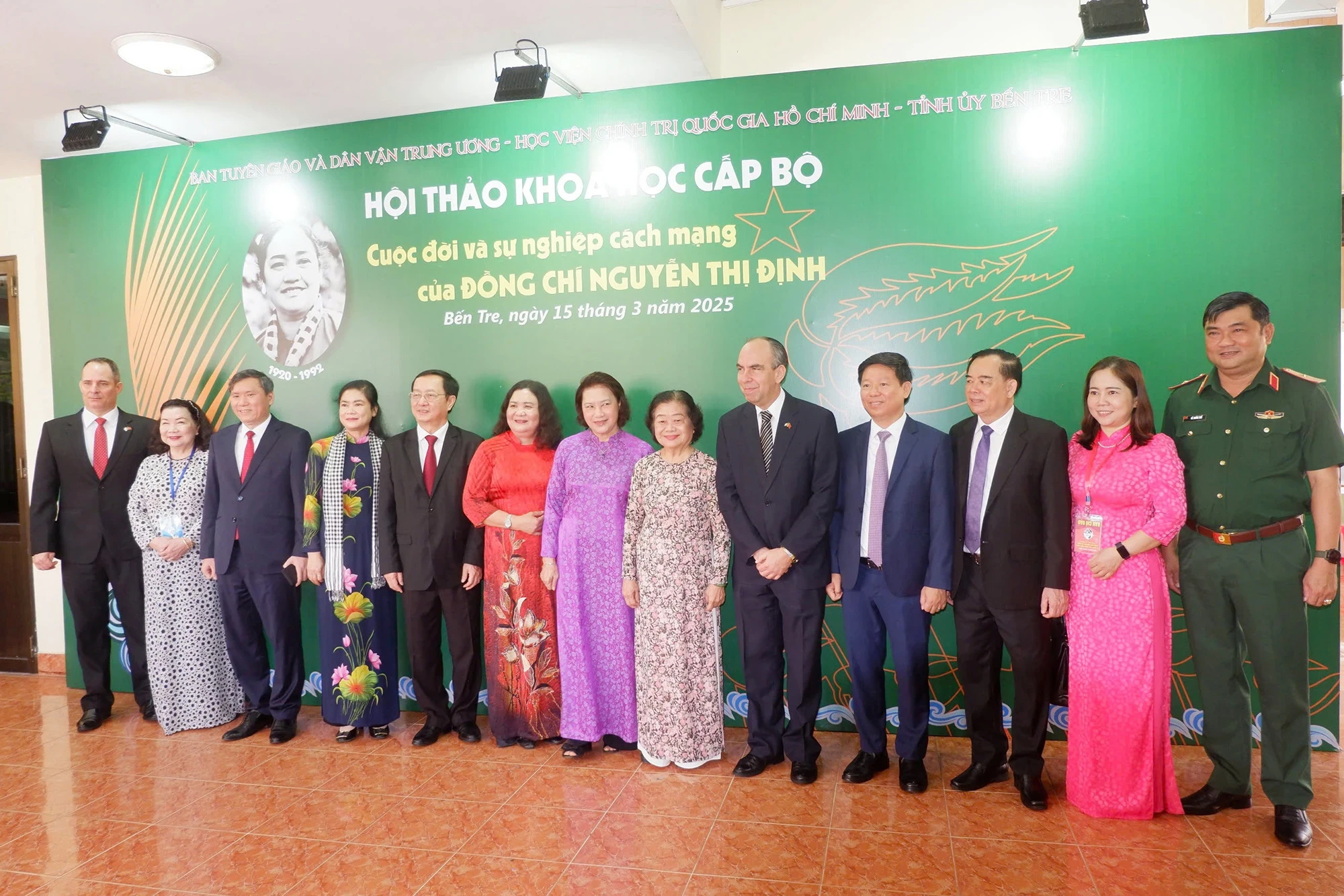 Đại biểu chụp ảnh lưu niệm tại hội thảo. Ảnh: Ngọc Thạch