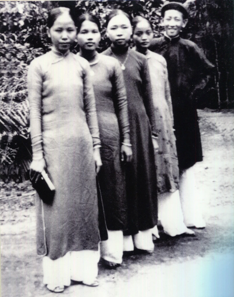 Ông Ba Bích, bà Nguyễn Thị Định với các bạn trong ngày thành hôn, năm 1938. Ảnh tư liệu