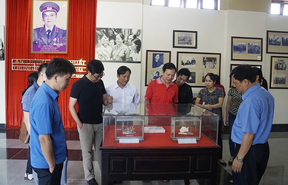 Khách đến tham quan tại Khu lưu niệm Nữ tướng Nguyễn Thị Định. Ảnh: Ánh Nguyệt