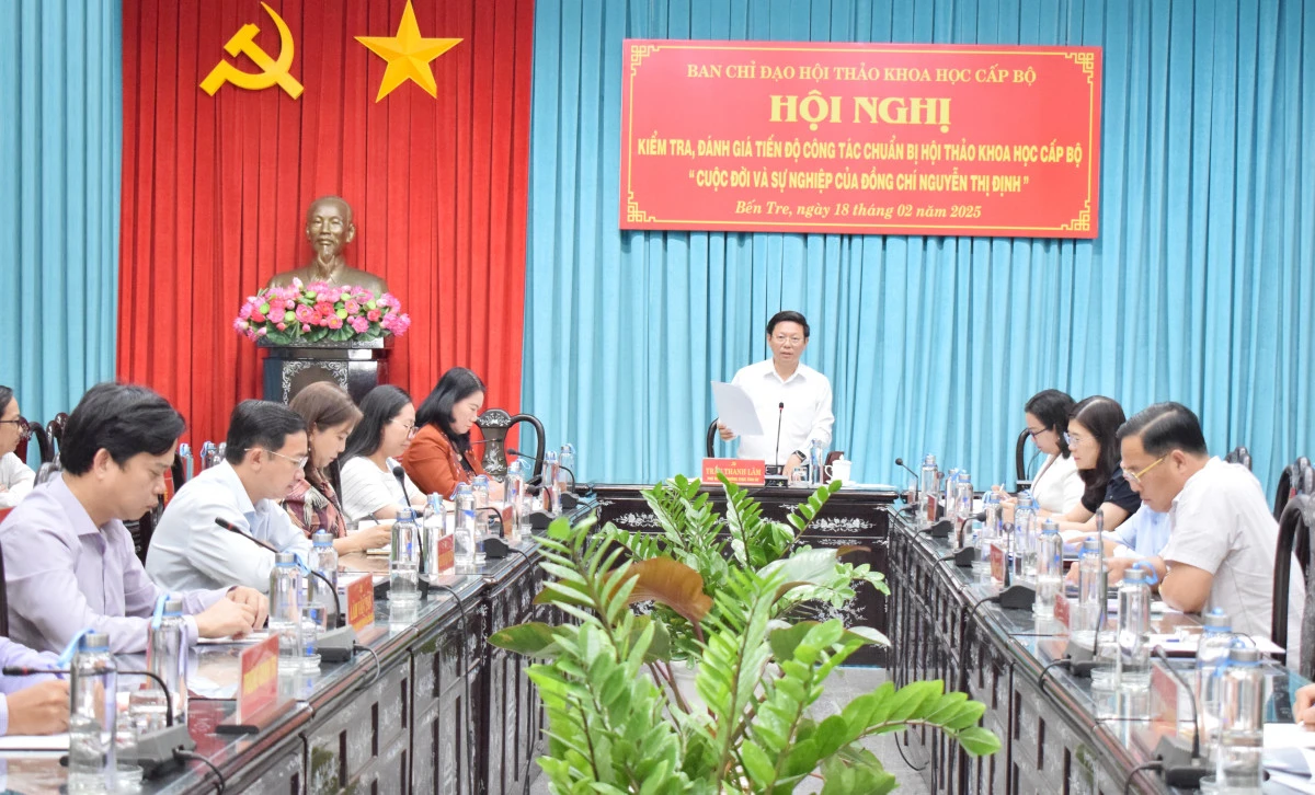 Phó bí thư Thường trực Tỉnh ủy Bến Tre Trần Tham Lâm - Phó trưởng Ban chỉ đạo hội thảo phát biểu chỉ đạo tại hội nghị Ban Chỉ đạo, Ban Tổ chức Hội thảo khoa học cấp Bộ “Cuộc đời và sự nghiệp của đồng chí Nguyễn Thị Định”. Ảnh: Phạm Tuyết