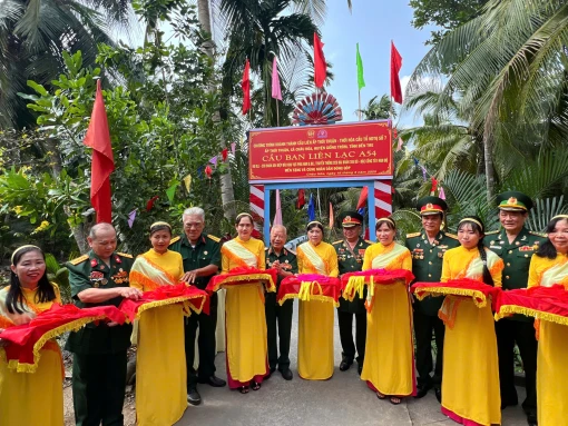 Khánh thành cầu nông thôn, khám bệnh và phát quà tại Giồng Trôm