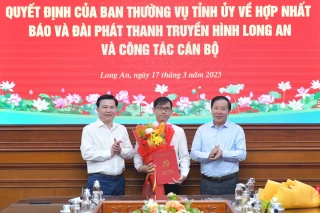 Ban Thường vụ Tỉnh ủy Long An công bố và trao quyết định cán bộ cho cơ quan báo, đài sau khi hợp nhất