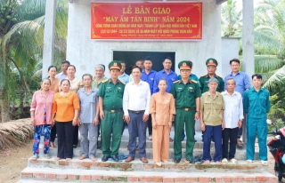 Ban Chỉ huy Quân sự huyện Giồng Trôm thực hiện tốt công tác chính sách cho gia đình thanh niên nhập ngũ 