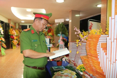 Sản xuất tập sách ảnh “Thành tựu tỉnh Bến Tre sau 50 năm ngày đất nước thống nhất”