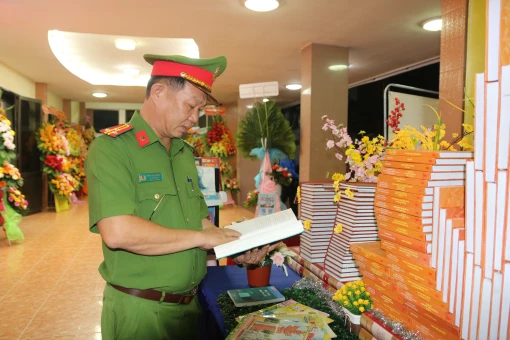 Sản xuất tập sách ảnh “Thành tựu tỉnh Bến Tre sau 50 năm ngày đất nước thống nhất”