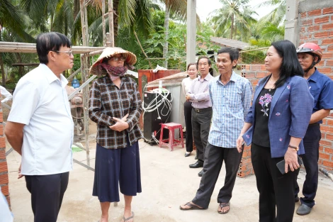 Phó chủ tịch UBND tỉnh Nguyễn Thị Bé Mười kiểm tra công tác xoá nhà tạm, nhà dột nát trên địa bàn tỉnh