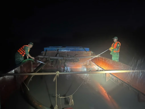 Đồn Biên phòng Cổ Chiên kiểm tra phát hiện một tàu vận chuyển cát trái phép