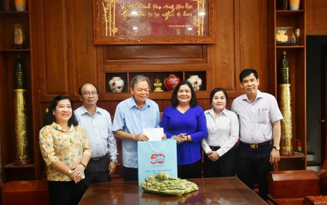 Bí thư Tỉnh ủy - Chủ tịch HĐND tỉnh Hồ Thị Hoàng Yến thăm gia đình chính sách, lãnh đạo tỉnh qua các thời kỳ