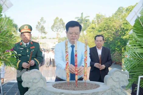 Đoàn đại biểu Chính phủ, tỉnh dâng hương tưởng niệm liệt sĩ nhân kỷ niệm 50 năm Ngày giải phóng miền Nam, thống nhất đất nước