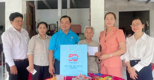 Đoàn đại biểu Quốc hội tỉnh thăm, tặng quà gia đình chính sách tiêu biểu tại huyện Giồng Trôm