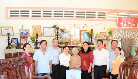 Phó chủ tịch UBND tỉnh Nguyễn Thị Bé Mười thăm gia đình chính sách, người có công tại huyện Châu Thành