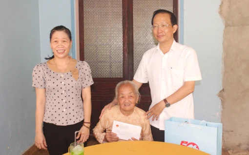 Phó chủ tịch Thường trực UBND tỉnh Nguyễn Trúc Sơn thăm, tặng quà gia đình chính sách tiêu biểu tại huyện Mỏ Cày Bắc