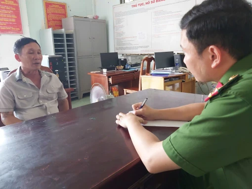 Tạm giữ hình sự đối tượng có quyết định truy nã, cướp giật tài sản
